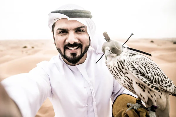 Homme arabe avec oiseau de faucon — Photo