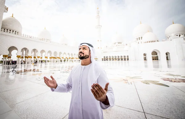 Homem árabe orando na mesquita — Fotografia de Stock