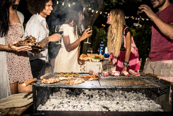 Amici che fanno barbecue in cortile — Foto Stock