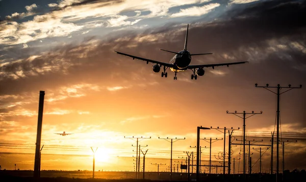 トラックに着陸飛行機 — ストック写真