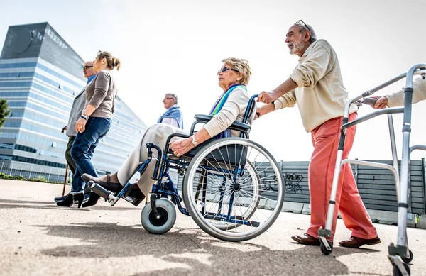 Seniorer som spenderar tid på park — Stockfoto