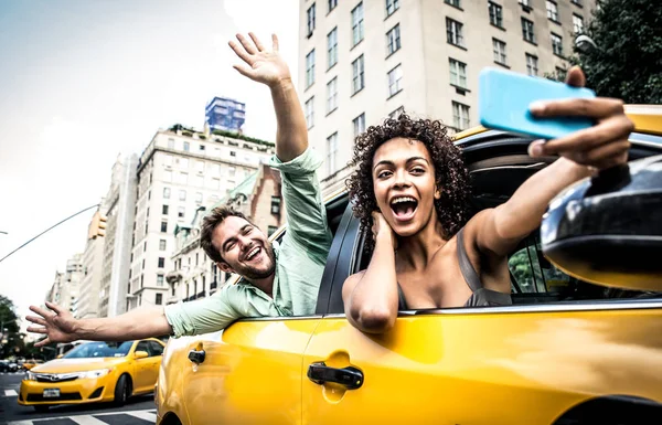 Pareja feliz en taxi — Foto de Stock