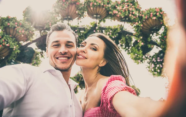 Casal feliz no parque — Fotografia de Stock