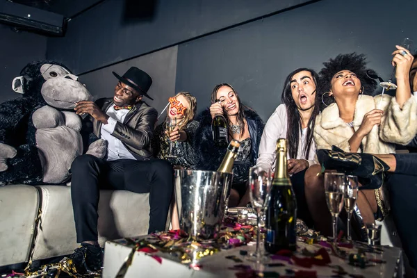 Amigos teniendo fiesta en discoteca —  Fotos de Stock