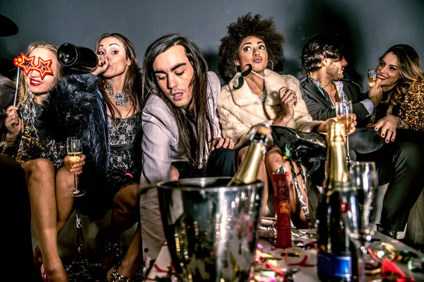Amigos fazendo festa em boate — Fotografia de Stock
