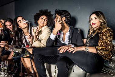 Arkadaşının kulübünde partisi  