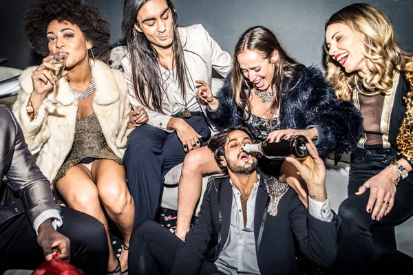 Amigos teniendo fiesta en discoteca —  Fotos de Stock