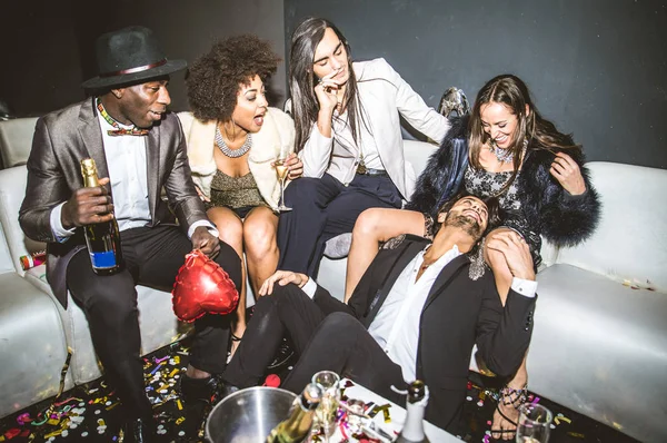 Друзі проводять вечірку в нічному клубі — стокове фото
