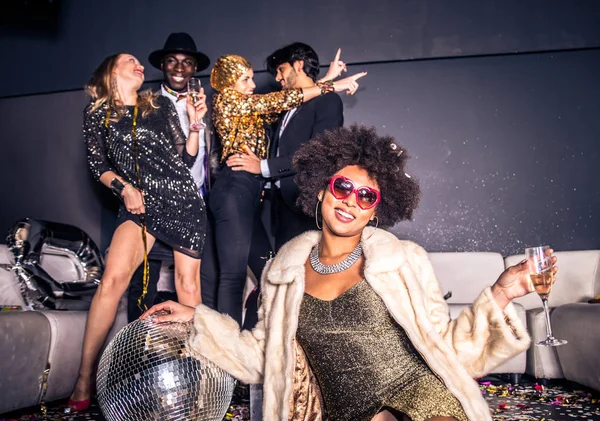 Amici che fanno festa in discoteca — Foto Stock