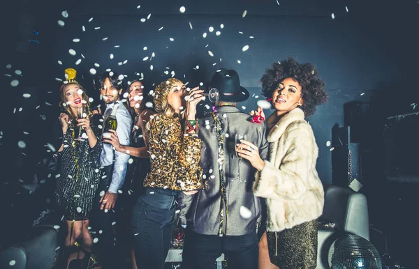 Vänner har fest i nattklubben — Stockfoto