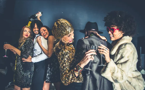 Vrienden hebben partij in nachtclub — Stockfoto