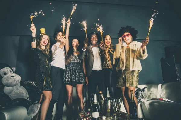 Amis faisant la fête en boîte de nuit — Photo