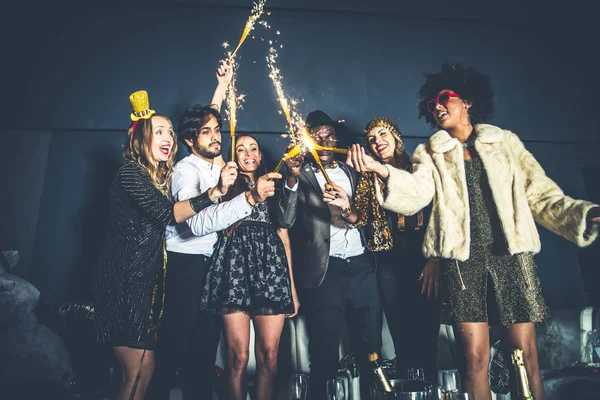 Freunde feiern in Nachtclub — Stockfoto