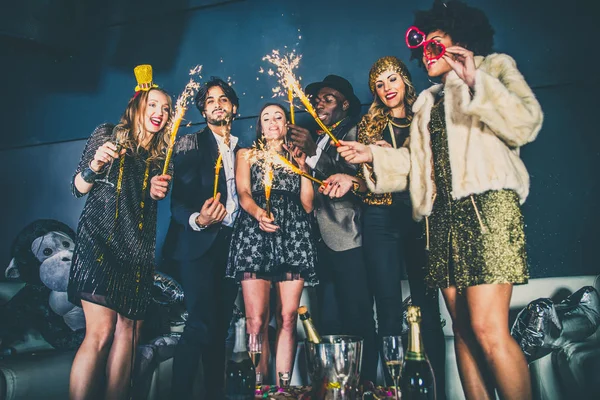 Друзі проводять вечірку в нічному клубі — стокове фото