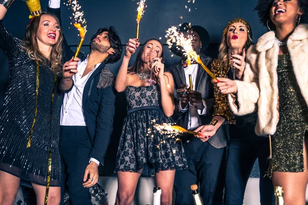 Amigos teniendo fiesta en discoteca —  Fotos de Stock