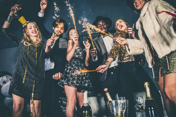 Freunde feiern in Nachtclub — Stockfoto