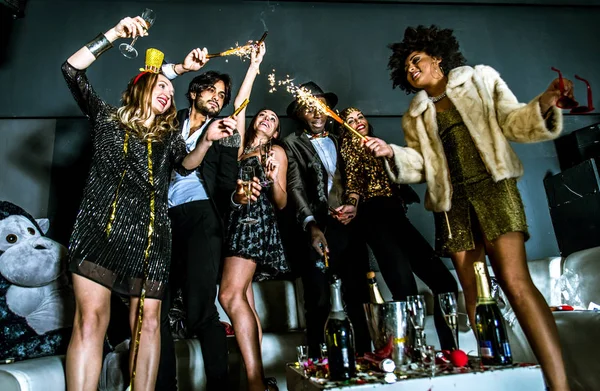 Amigos teniendo fiesta en discoteca — Foto de Stock