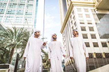 Arap işadamları Dubai'de yürüyüş