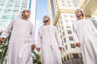 Arap işadamları Dubai'de yürüyüş