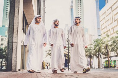 Arap işadamları Dubai'de yürüyüş