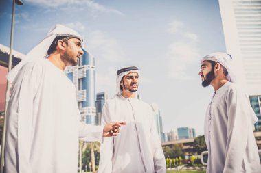 Arap işadamları Dubai'de yürüyüş