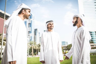 Arap işadamları Dubai'de yürüyüş