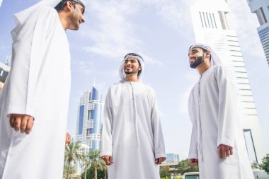 Arap işadamları Dubai'de yürüyüş