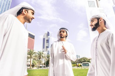 Arap işadamları Dubai'de yürüyüş