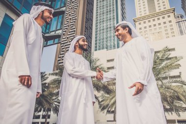 Arap işadamları Dubai'de yürüyüş