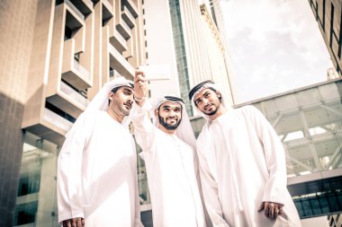 Arap işadamları Dubai'de yürüyüş