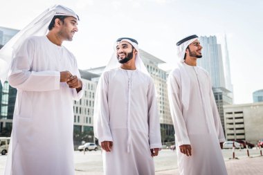 Arap işadamları Dubai'de yürüyüş