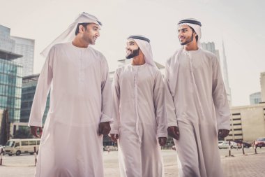 Arap işadamları Dubai'de yürüyüş