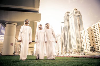 Arap işadamları Dubai'de yürüyüş