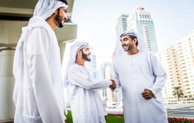 Arap işadamları Dubai'de yürüyüş