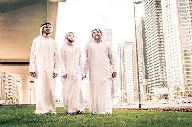 Arap işadamları Dubai'de yürüyüş