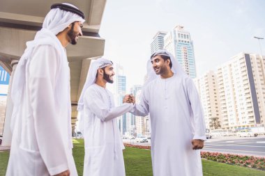 Arap işadamları Dubai'de yürüyüş