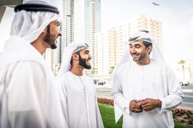 Arap işadamları Dubai'de yürüyüş