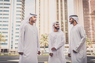 Arap işadamları Dubai'de yürüyüş