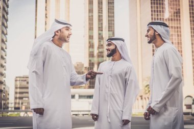 Arap işadamları Dubai'de yürüyüş