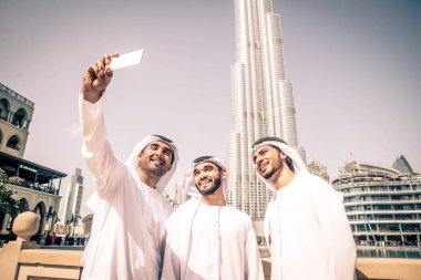 Arap işadamları Dubai'de yürüyüş