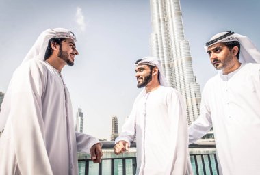 Arap işadamları Dubai'de yürüyüş