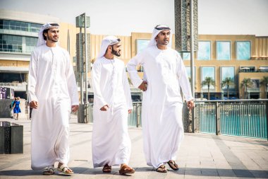 Arap işadamları Dubai'de yürüyüş