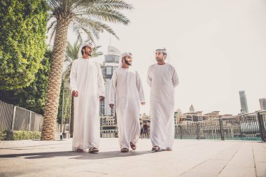 Arap işadamları Dubai'de yürüyüş