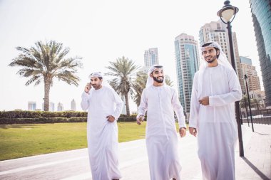 Arap işadamları Dubai'de yürüyüş