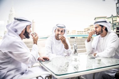 Arap erkekler restoranda Toplantı