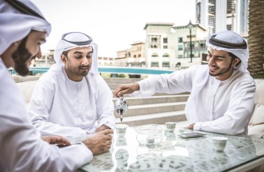 Arap erkekler restoranda Toplantı