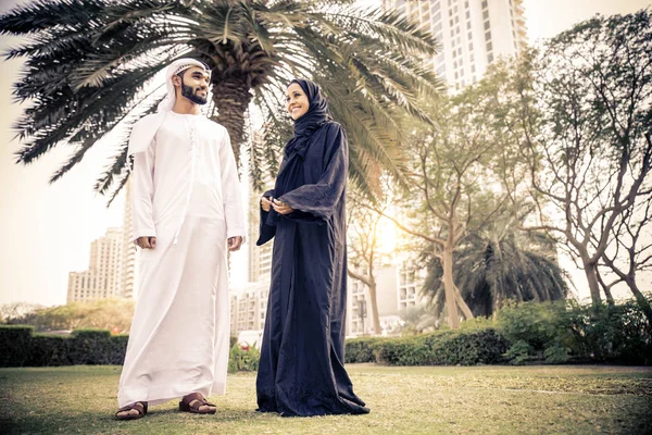 Couple arabe sortir ensemble — Photo