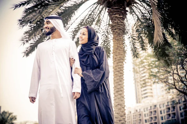Couple arabe sortir ensemble — Photo