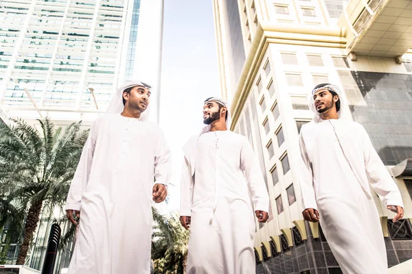 Arap işadamları Dubai'de yürüyüş