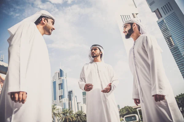 Empresarios árabes caminando en Dubai — Foto de Stock